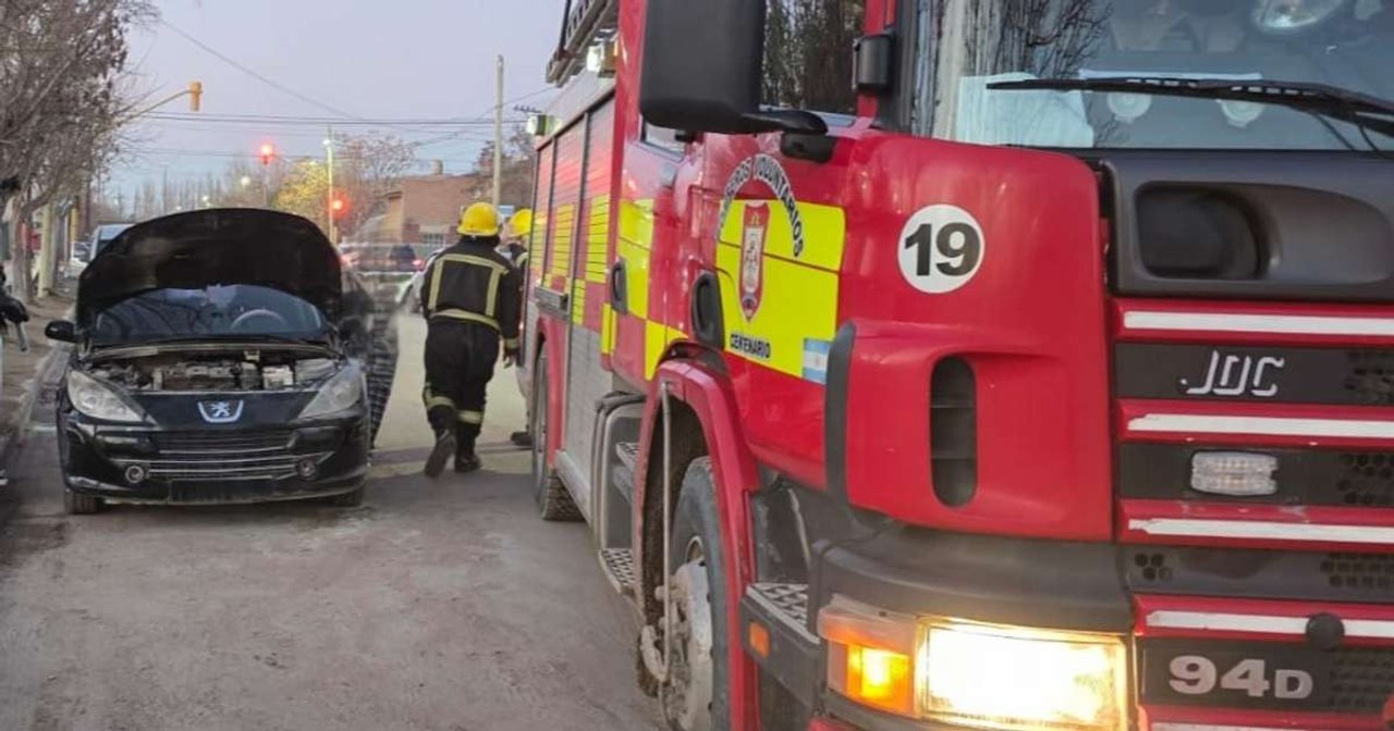 Incendio en un auto con madre e hijos en marcha en Neuquén