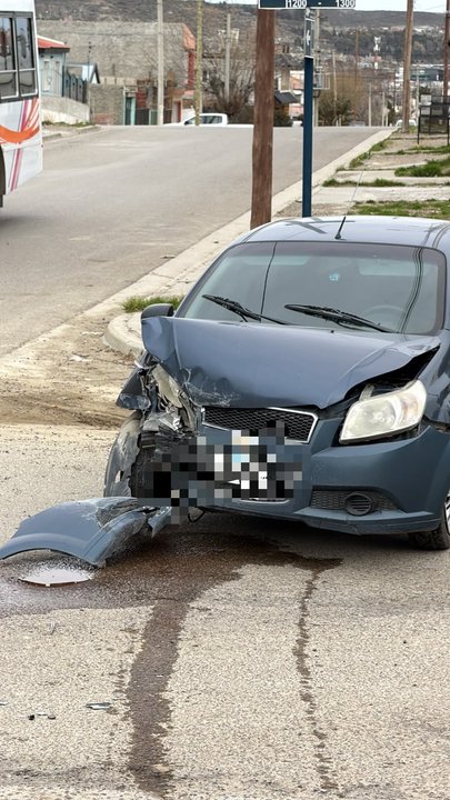 Accidente en Comodoro: una conductora choca contra una casa tras esquivar otro auto