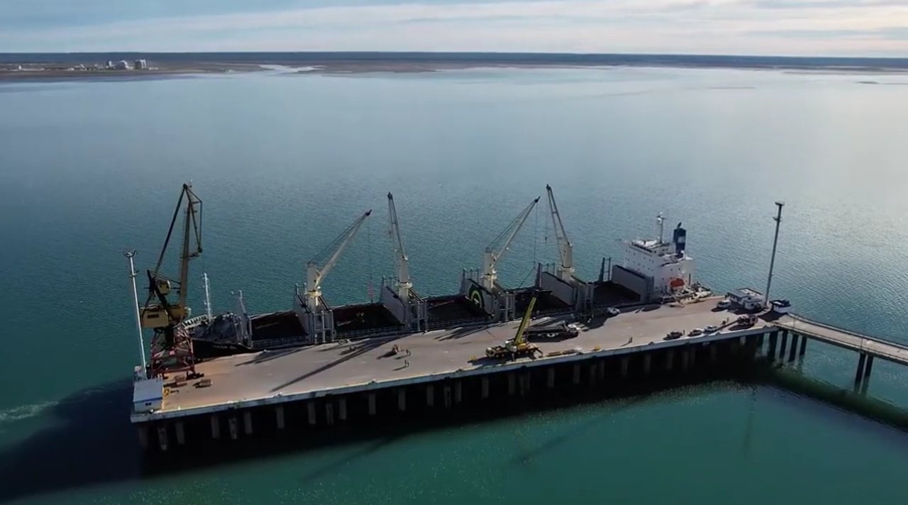 Arribo del primer buque con caños para el gasoducto San Matías en Río Negro