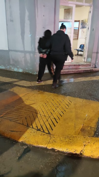 Detienen a mujer que agredió a un policía en el Hospital Regional