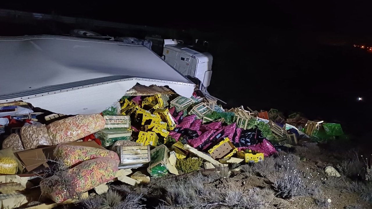 Camionero volca en la Ruta 3 tras quedarse dormido al volante