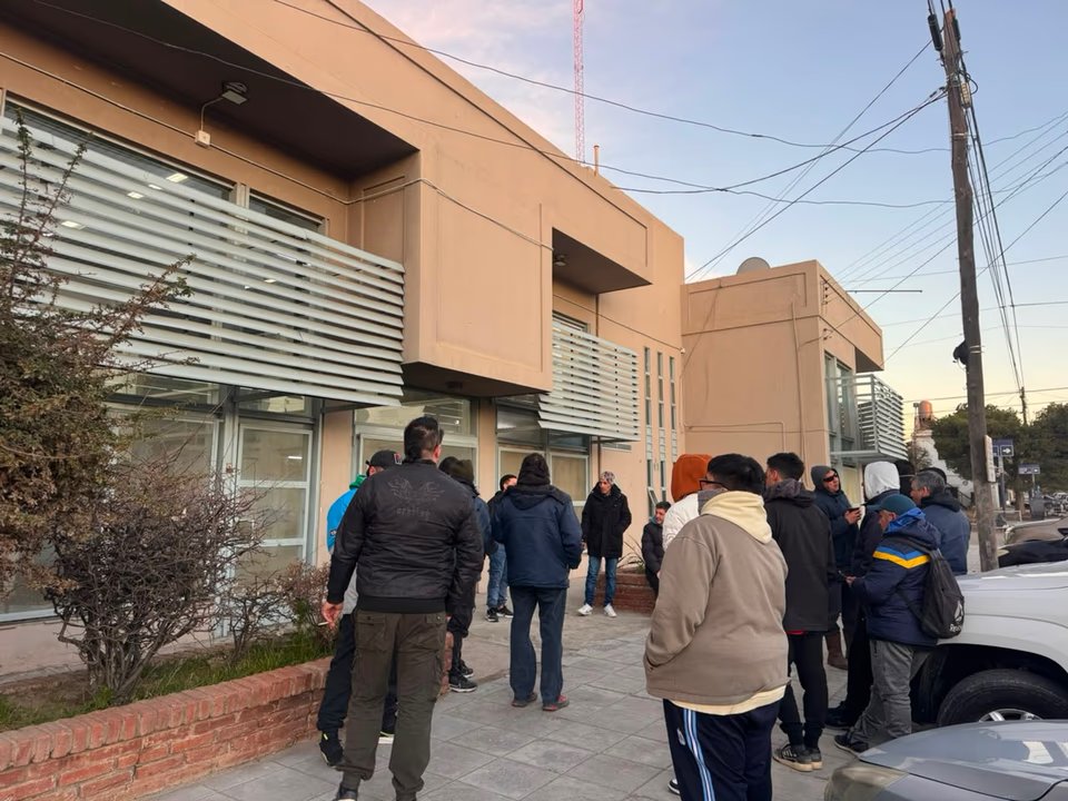 Exchoferes de Patagonia Argentina reclaman pagos adeudados en Comodoro Rivadavia