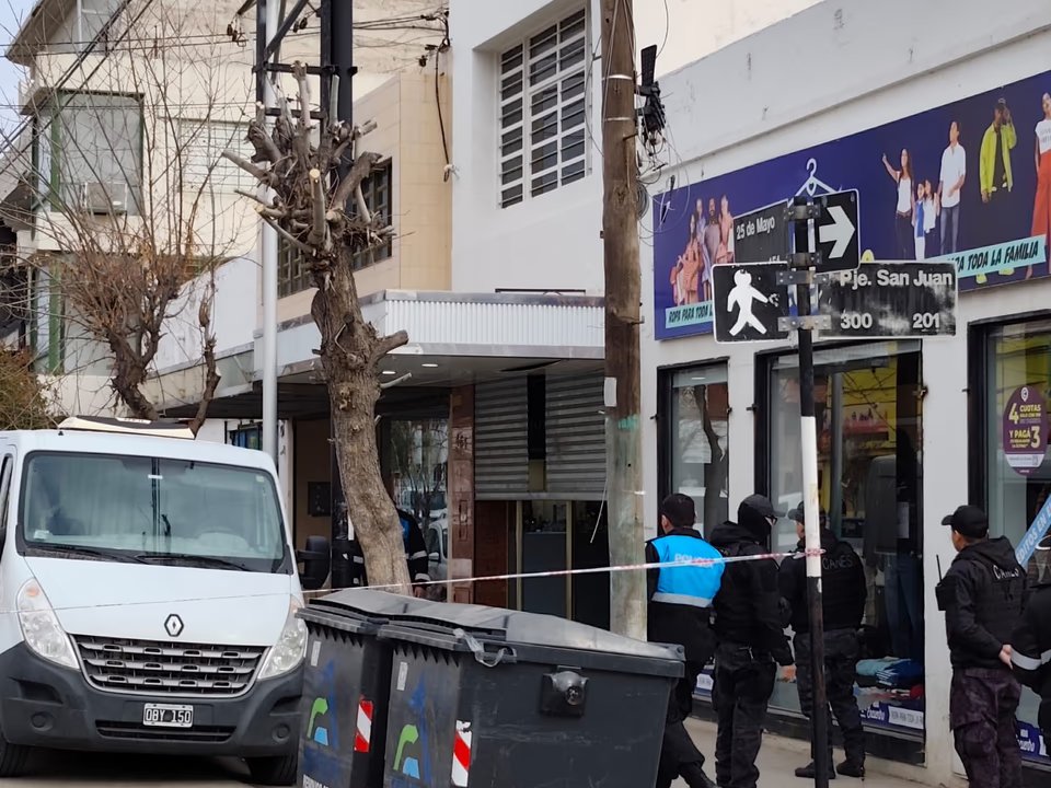 Uno de los prófugos del asalto a la joyería en Trelew está herido