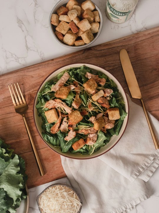 Receta fresca de ensalada de pollo, rúcula y fideos