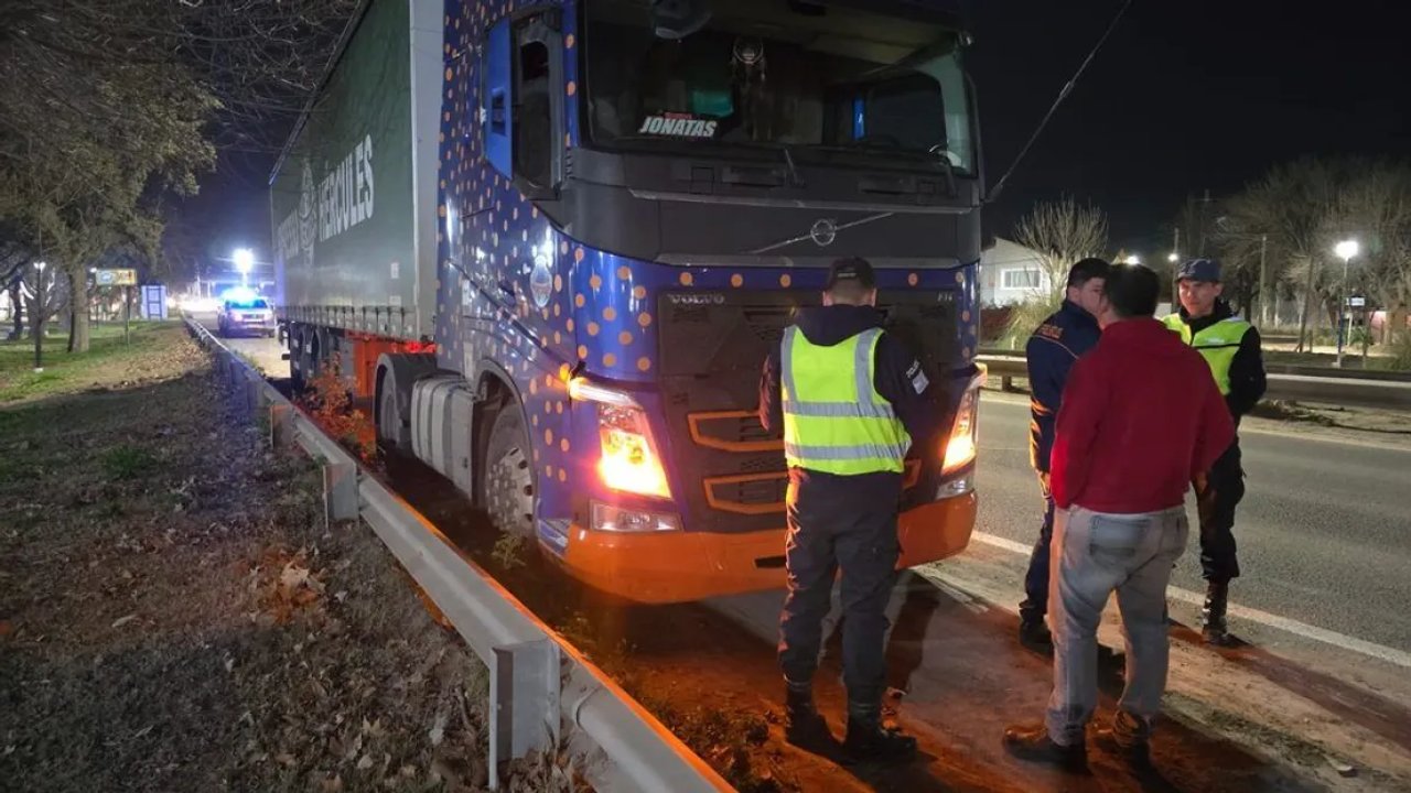 Camioneros brasileños chocan a ciclista y son detenidos en Centenario