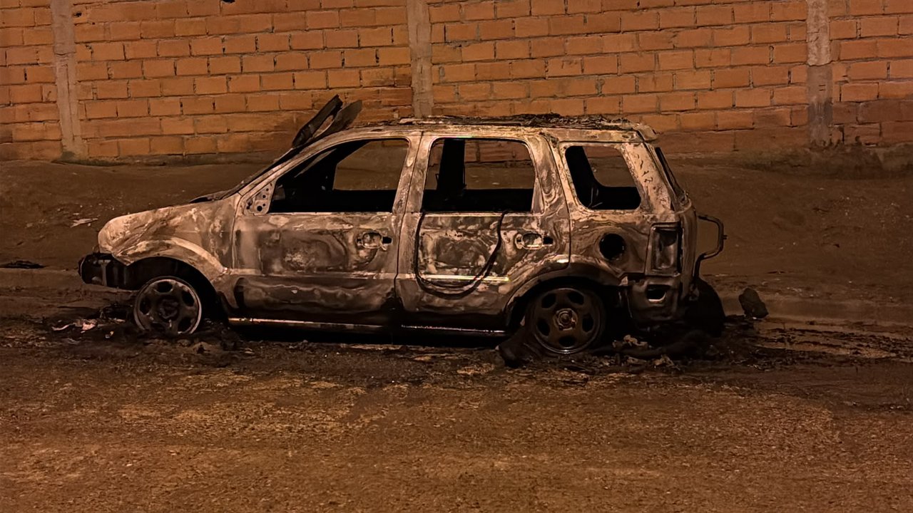 Incendio de una camioneta en Comodoro Rivadavia: el conductor se salvó