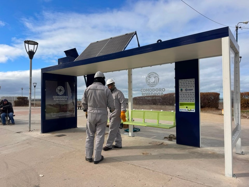 Comodoro avanza con nuevas garitas inteligentes para el transporte público