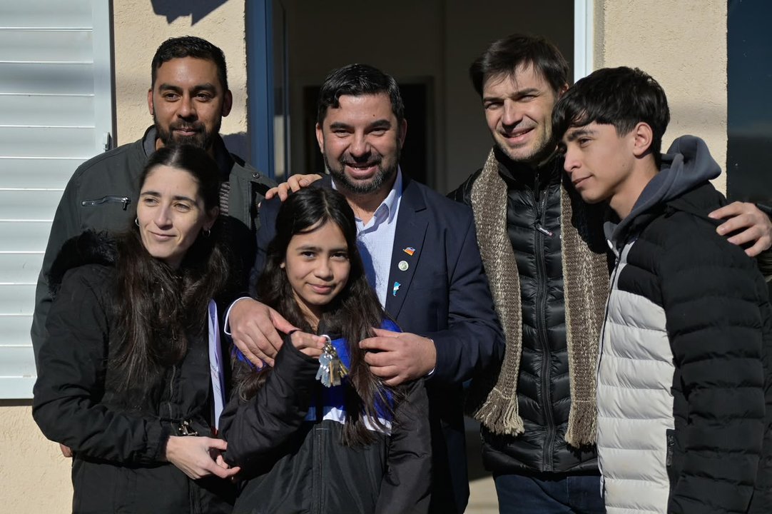Río Mayo celebró su 91° aniversario con entrega de viviendas