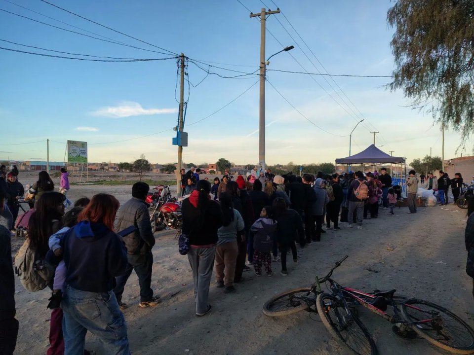 Jornada solidaria en Roca ofrece 200 cortes de pelo gratuitos a la comunidad