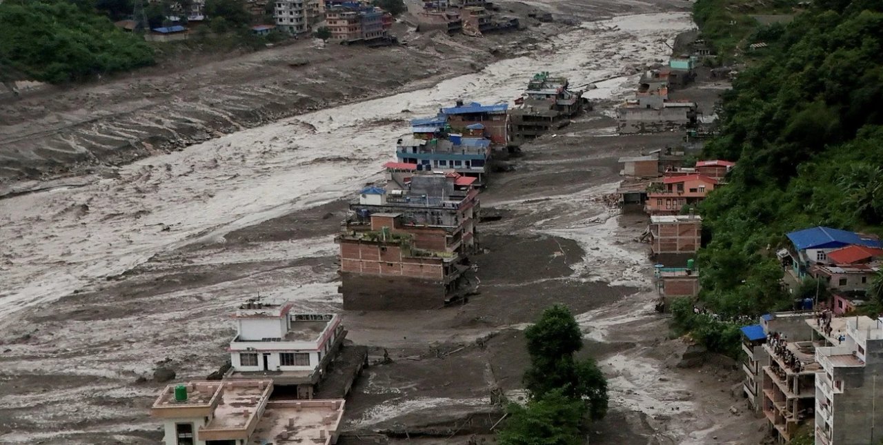 Riada en Nepal: al menos 22 muertos y 384 desaparecidos