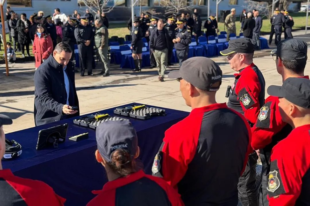 Neuquén incorpora 103 policías capacitados en dispositivos TASER 10