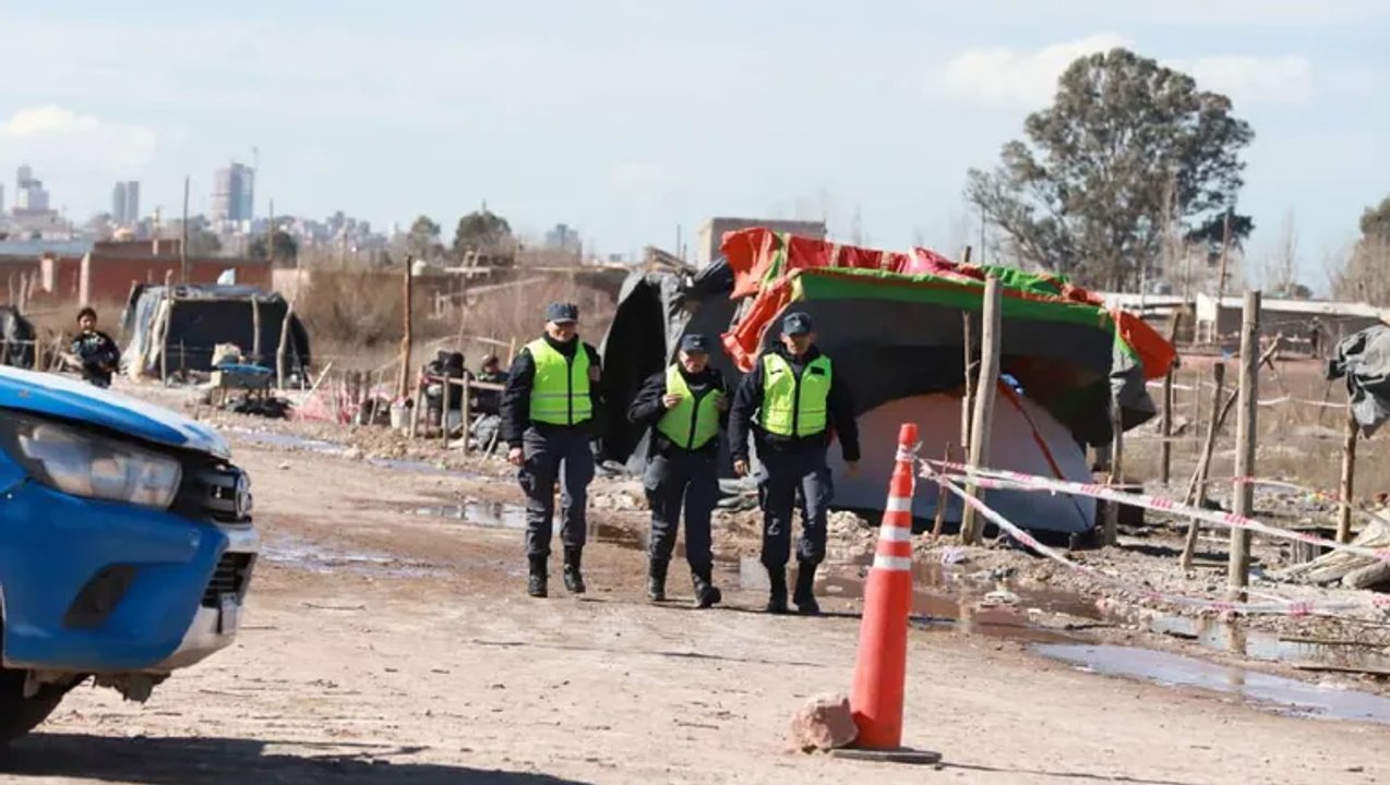 Operativo policial en toma de terrenos en el oeste de Neuquén