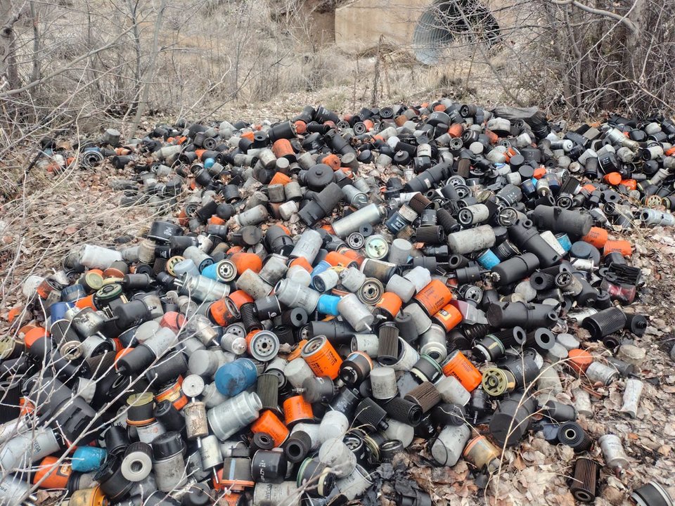 Grave contaminación en Ruta 40: más de mil filtros de aceite desechados