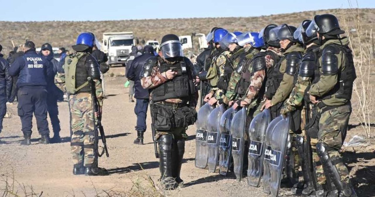 Río Negro avanza en compra de equipamiento antidisturbios mientras espera pistolas Taser