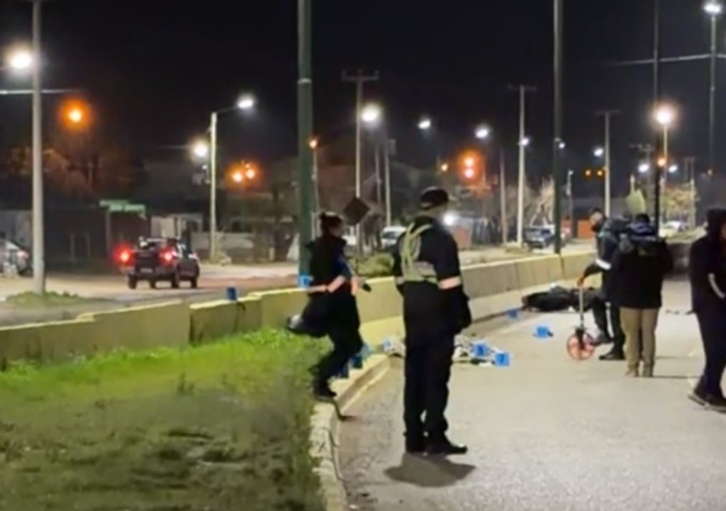 Accidente en Rawson: un motociclista falleció tras chocar contra un muro y un poste