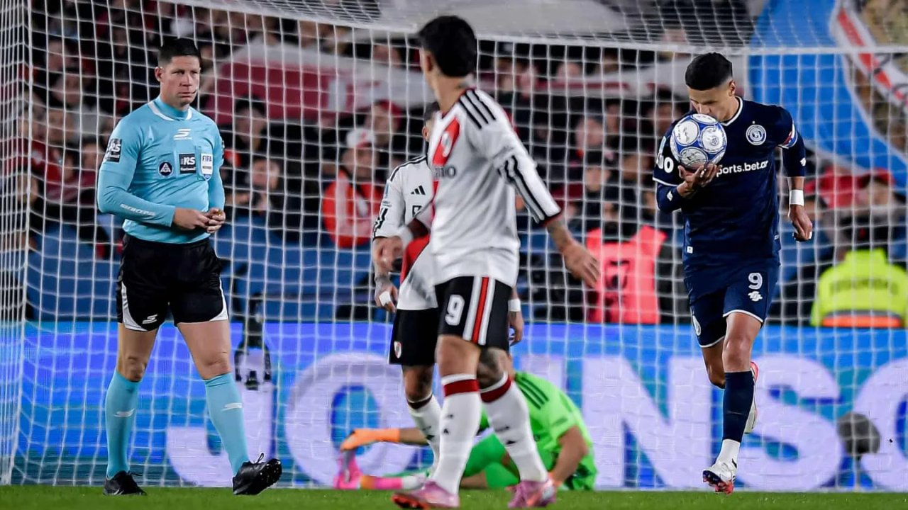 Independiente Rivadavia critica al árbitro tras perder ante River