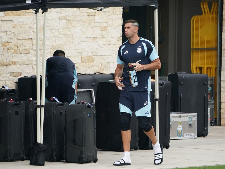 Dibu Martínez nominado al Balón de Oro 2026; Scaloni no está entre los entrenadores