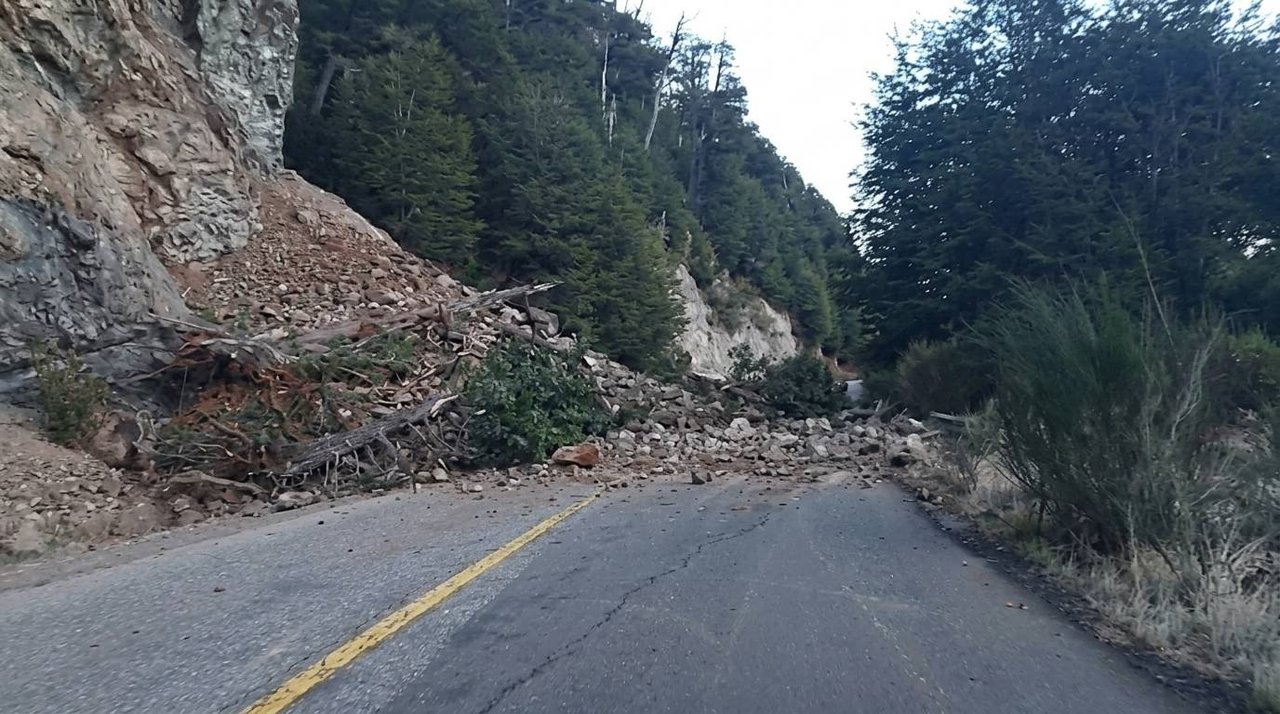 Derrumbe bloquea la Ruta 40 entre Bariloche y El Bolsón