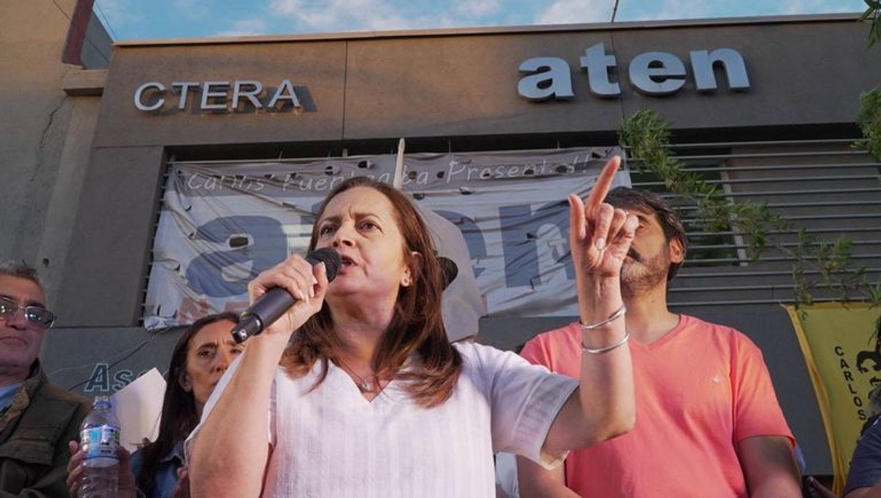 Docentes de Neuquén protestan por descuentos salariales ante el Ministerio de Hacienda