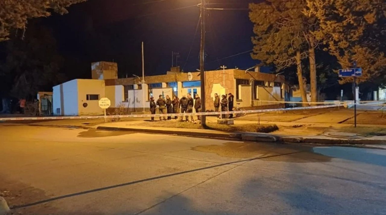Tragedia en Perito Moreno: incendio en comisaría deja dos muertos
