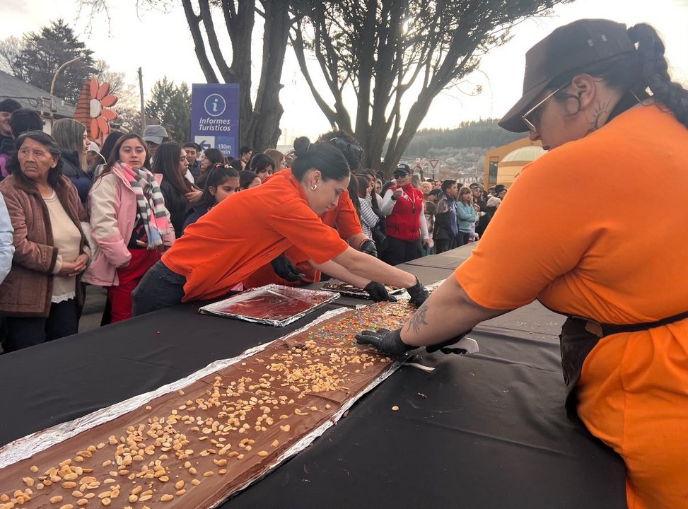 Esquel logró un récord provincial con una barra de chocolate de 60 metros