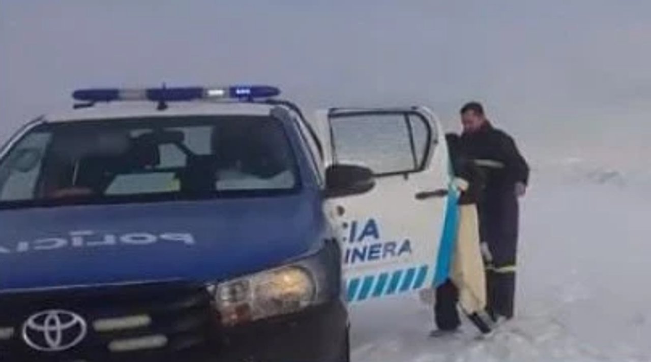 Mujer y su hija varadas en la nieve fueron rescatadas en Santa Cruz