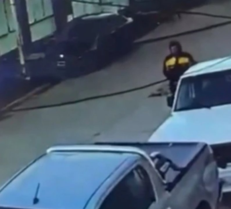 Un hombre pincha cubiertas de vehículos en Caleta Olivia y es grabado por cámaras