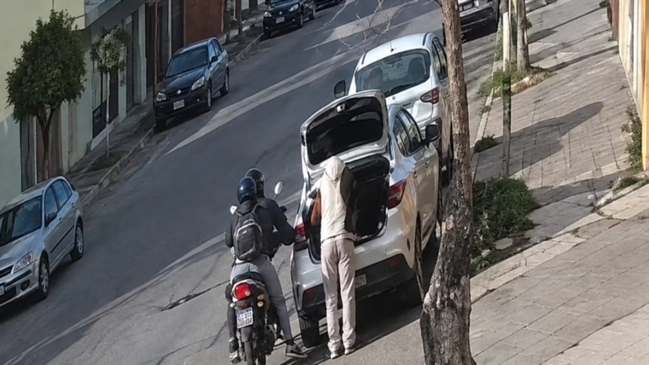 Motochorros desatan inseguridad en Trelew con un violento robo a plena luz del día