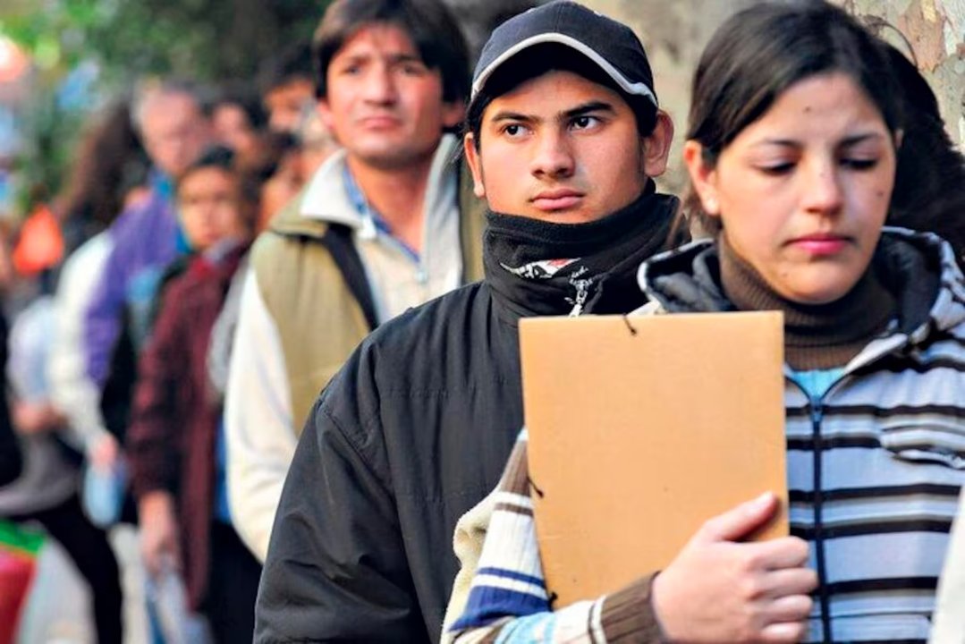 El empleo privado en Argentina sigue en caída, con 246.300 puestos perdidos