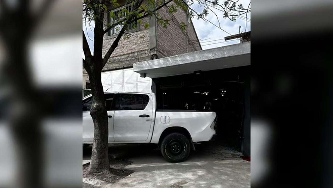 Accidente en Chos Malal: conductor ebrio choca contra barbería