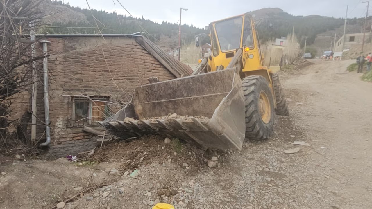 Accidente en Esquel: máquina municipal se quedó sin frenos y chocó una casa