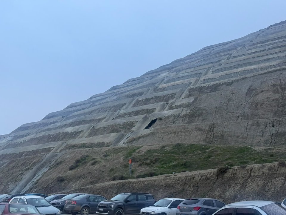 Preocupación en Comodoro Rivadavia por socavón y grietas en el Cerro Chenque