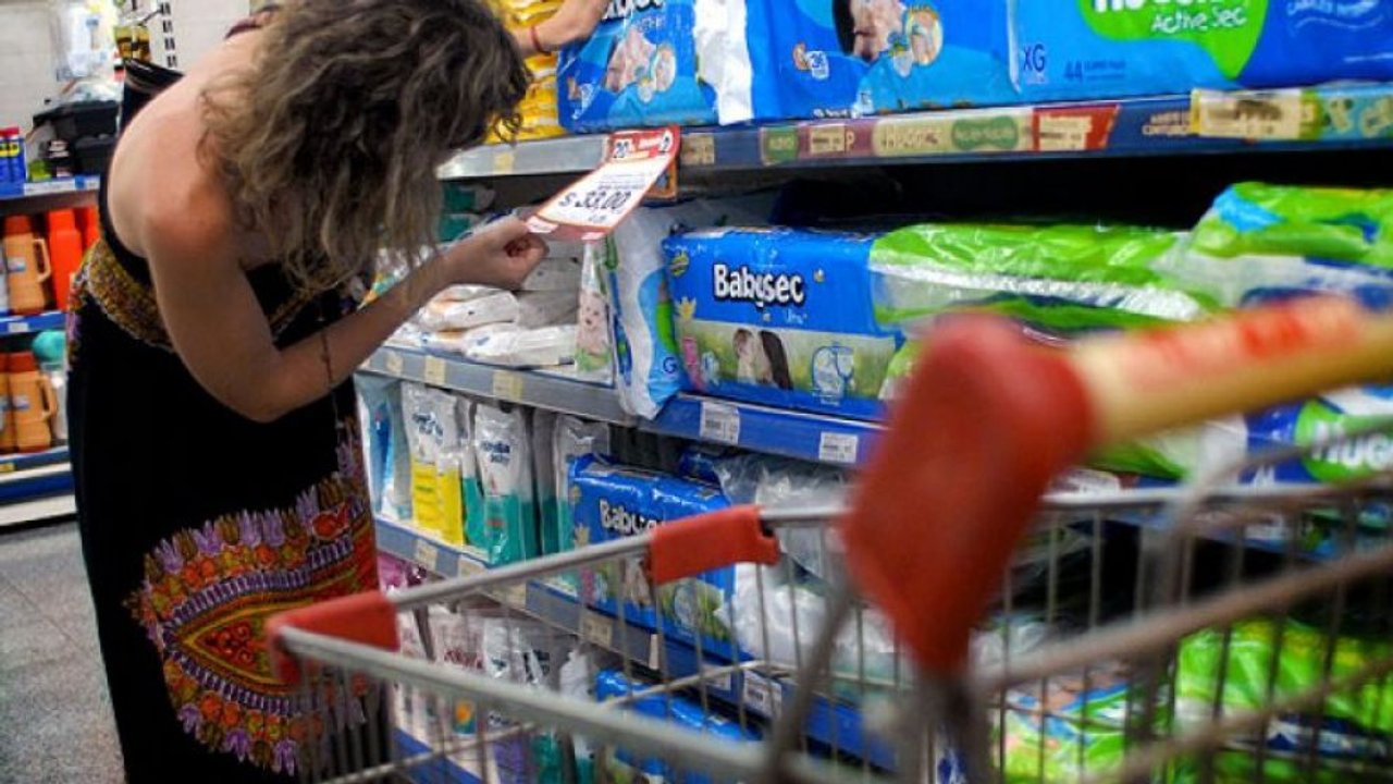 Las ventas en supermercados cayeron 2,1% en julio y se recortó el personal
