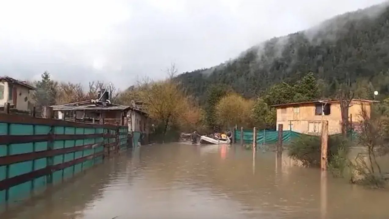 Evacuación de familia en Lago Puelo por el fuerte temporal de lluvia