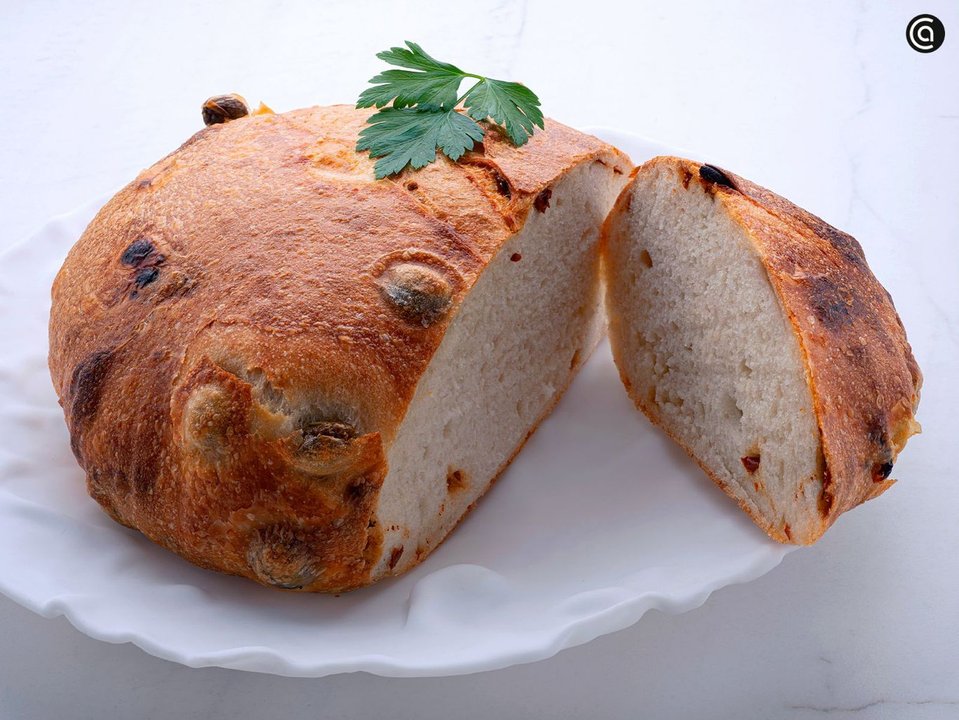 Receta de pan de aceitunas y tomate seco fácil de preparar