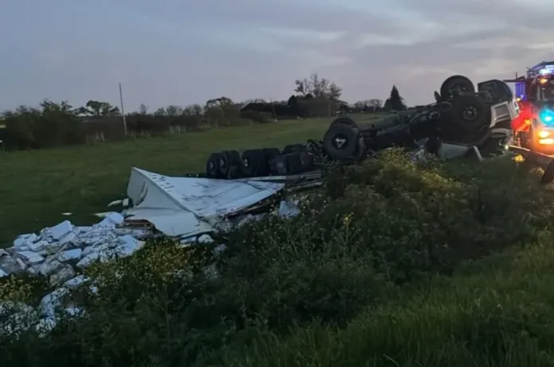 Accidente de camionero en Entre Ríos y saqueo de carga de pollos