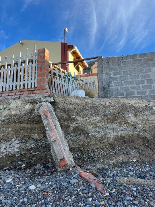 Familia de Playa Magagna enfrenta la erosión costera en Rawson