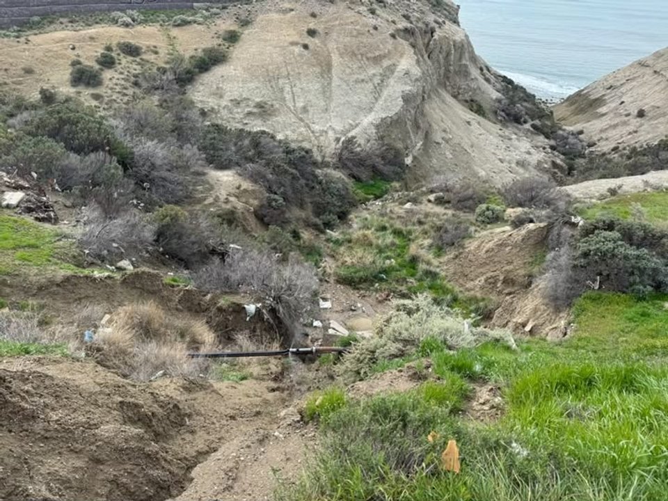 Preocupa el avance de una cárcava en el Cerro Chenque hacia la Ruta 3