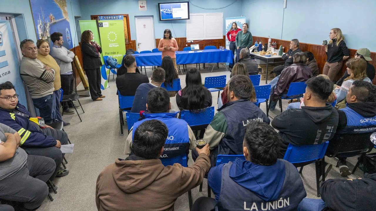 Más de 150 vecinos se informaron sobre el proyecto Argentina GNL