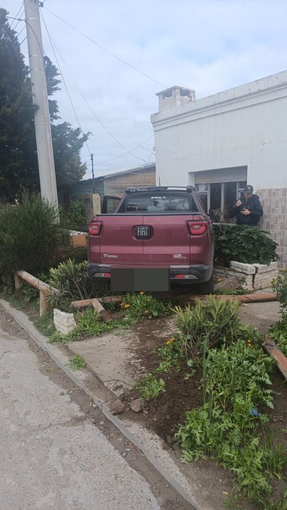 Descontrol en Comodoro: mujer despista y choca contra una casa sin heridos
