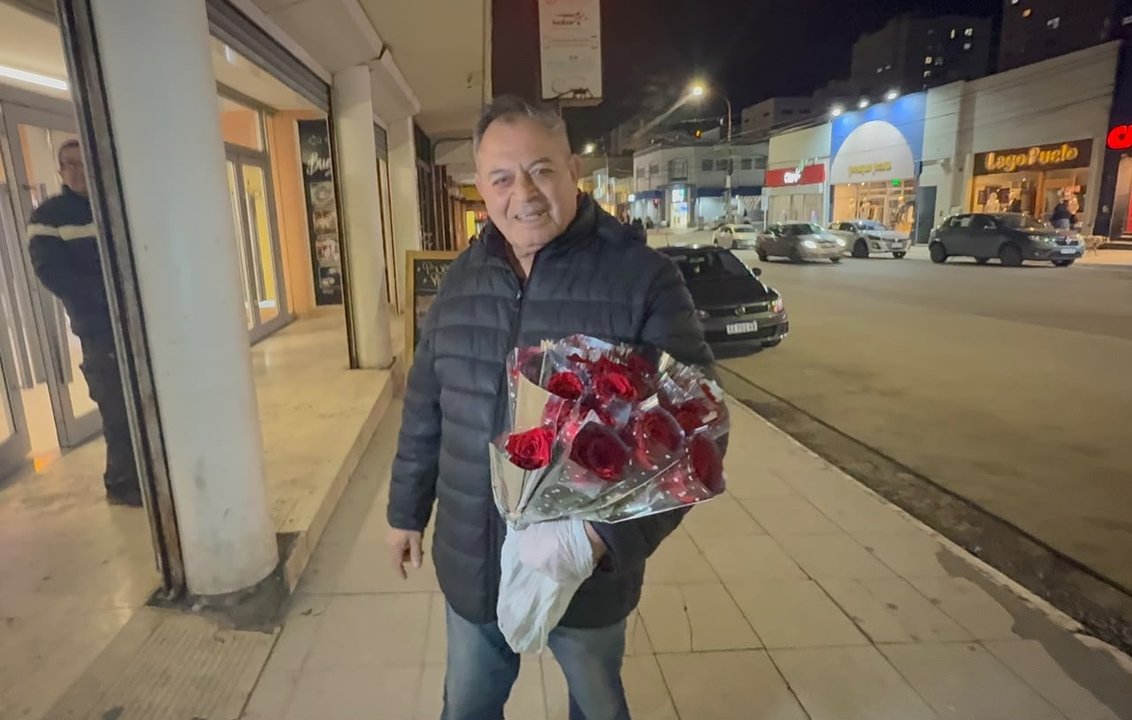 La historia de Guido Mazzucotelli, el icónico vendedor de rosas de Comodoro Rivadavia