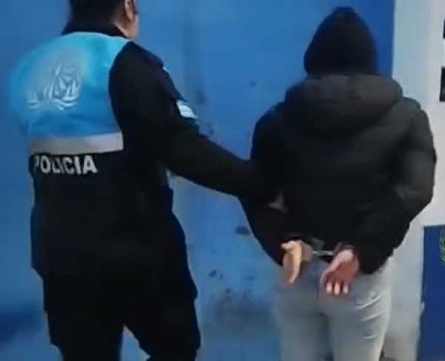 Control en Puerto Madryn: detienen a mujer con pedido de captura y retienen motocicleta