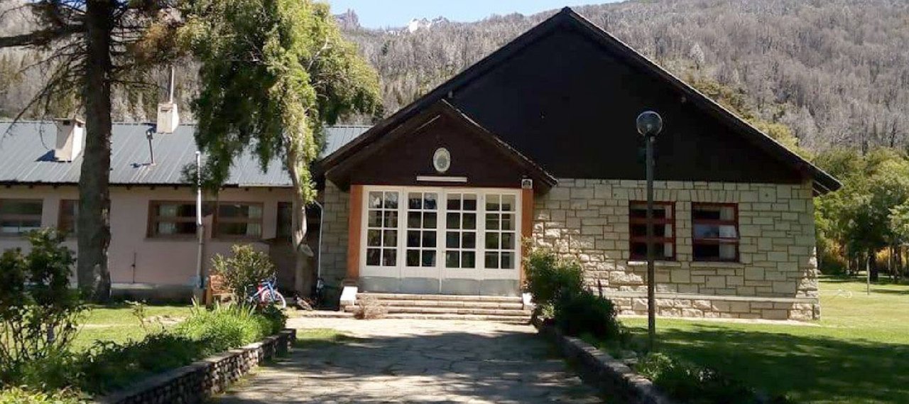 La Escuela 25 de Chubut enseña reforestación a sus alumnos