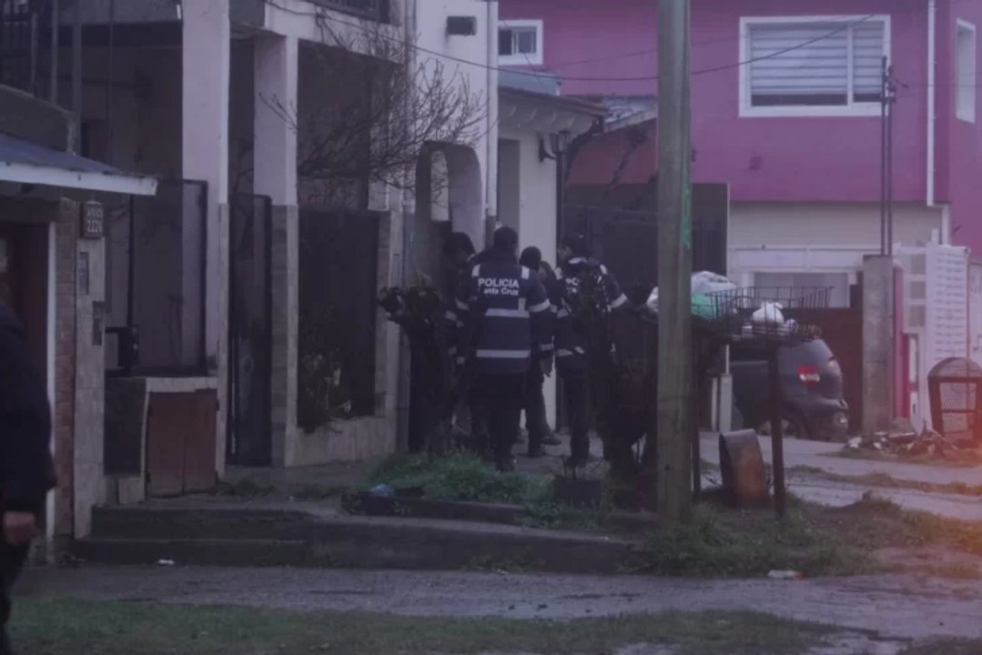 Río Gallegos: hombre se atrincheró con un arma blanca, tres familiares en peligro
