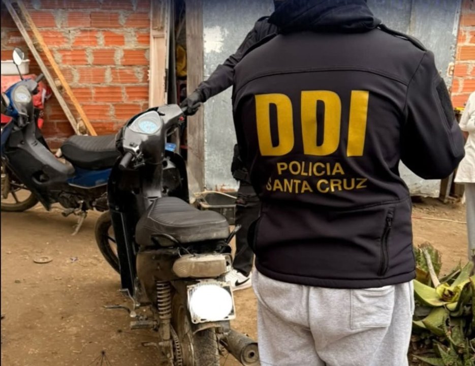 Allanamiento en Caleta Olivia: recuperan moto robada en un domicilio