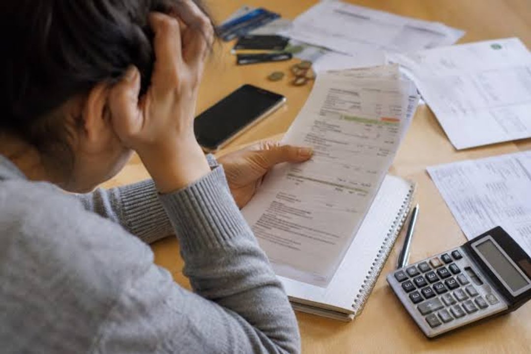 Dificultades económicas: la caída del salario y el aumento de la deuda familiar