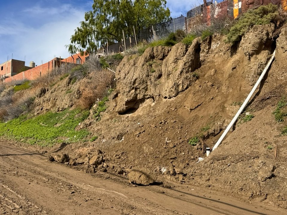 Vecinos de Cerro Solo solicitan muro de contención ante riesgo de derrumbes