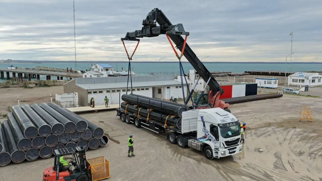 Inicia el traslado de caños para el gasoducto de Vaca Muerta al Golfo San Matías