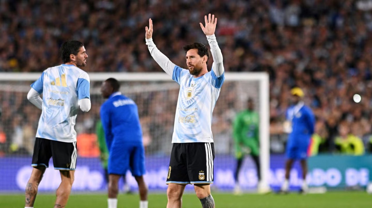 Messi recibió una emotiva ovación en su despedida de la Selección en el Monumental