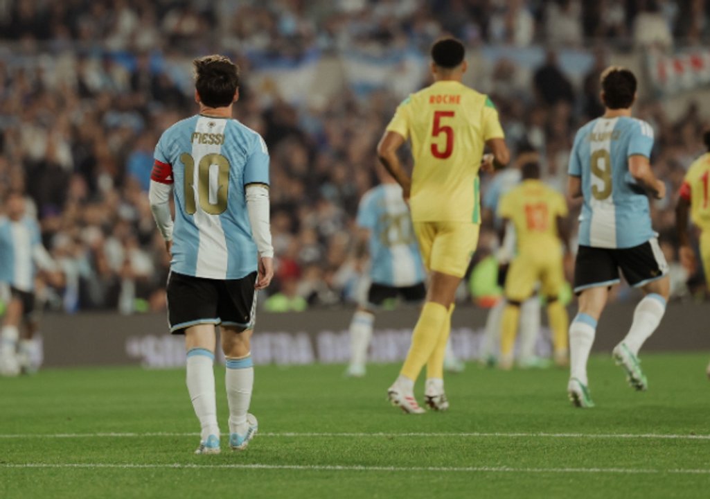 Emotiva despedida de Messi con una pelota y camiseta especiales
